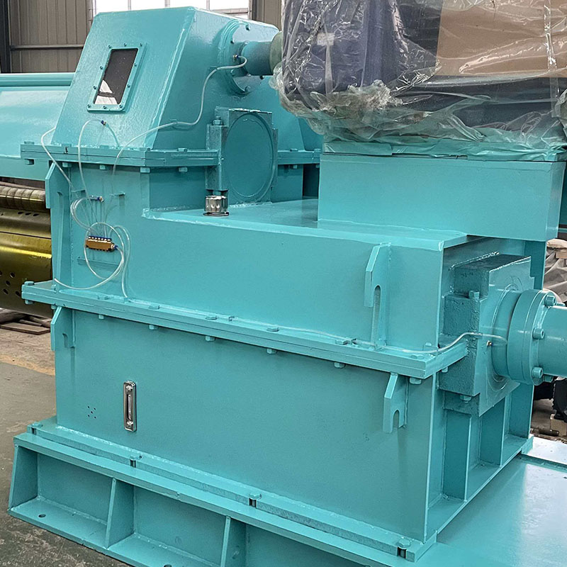 Longitudinal cutting and winding machine